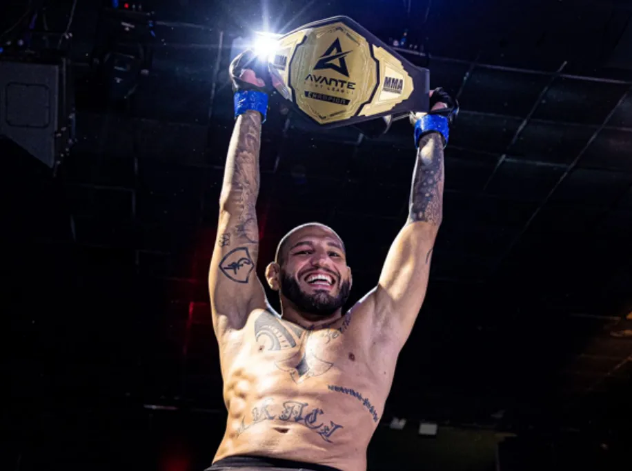 Campeão erguendo o cinturão da Avante Fight League
