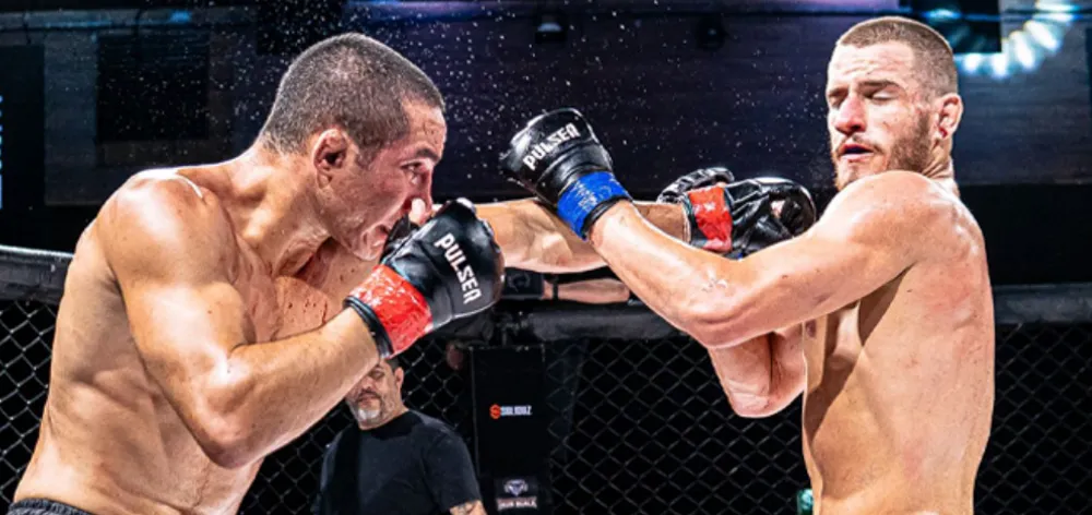 Lutadores em combate no cage